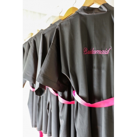 BRIDESMAID NAKIŞ İŞLEMELİ SİYAH RENK FUŞYA DETAYLI SATEN NEDİME SABAHLIK