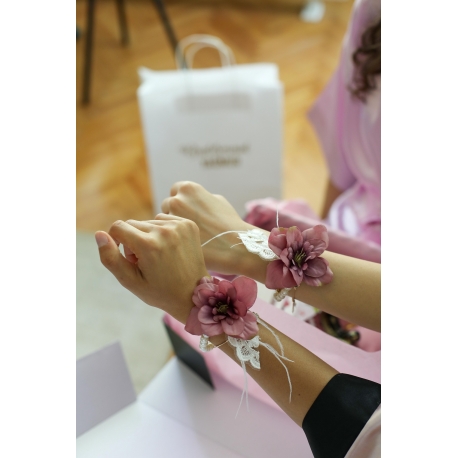 Pembe Çiçek Detaylı Tüy Eklemeli Nedime Bileklik